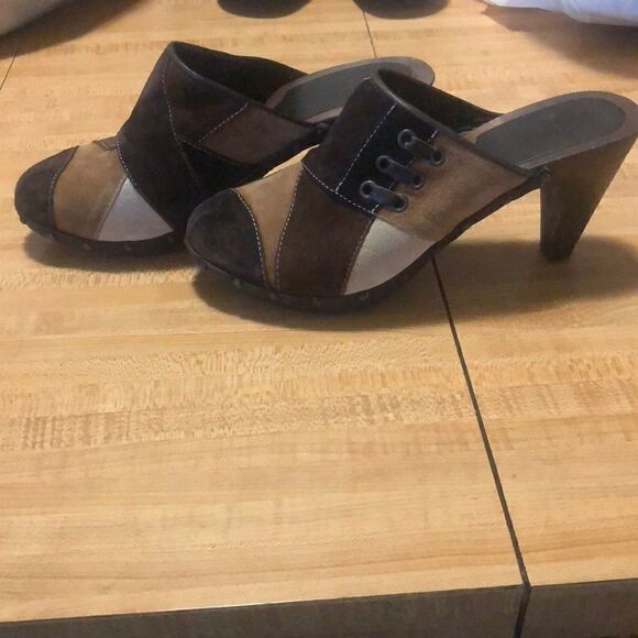 ⬇️Wooden Leather Coach Heels - Picture 2 of 6